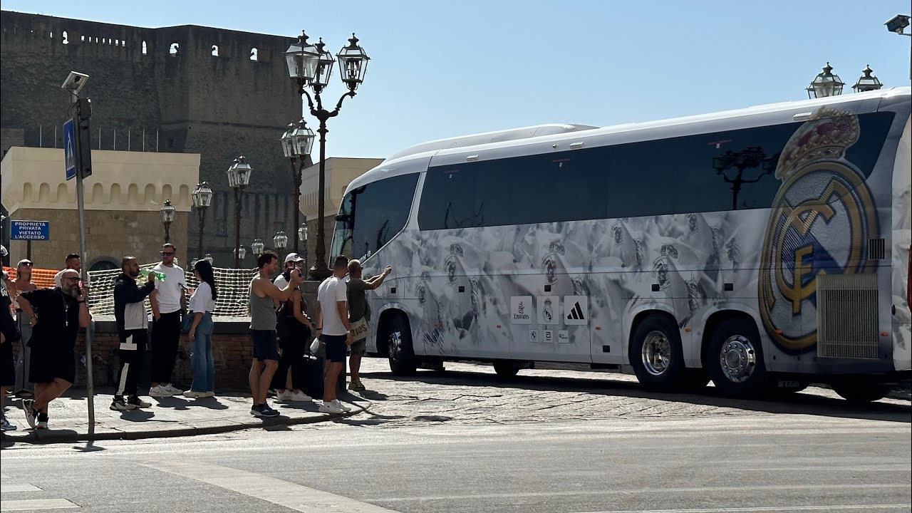 Il MAGNIFICO pullman del Real Madrid a Napoli, manovra con vista da urlo al Castel dell’Ovo