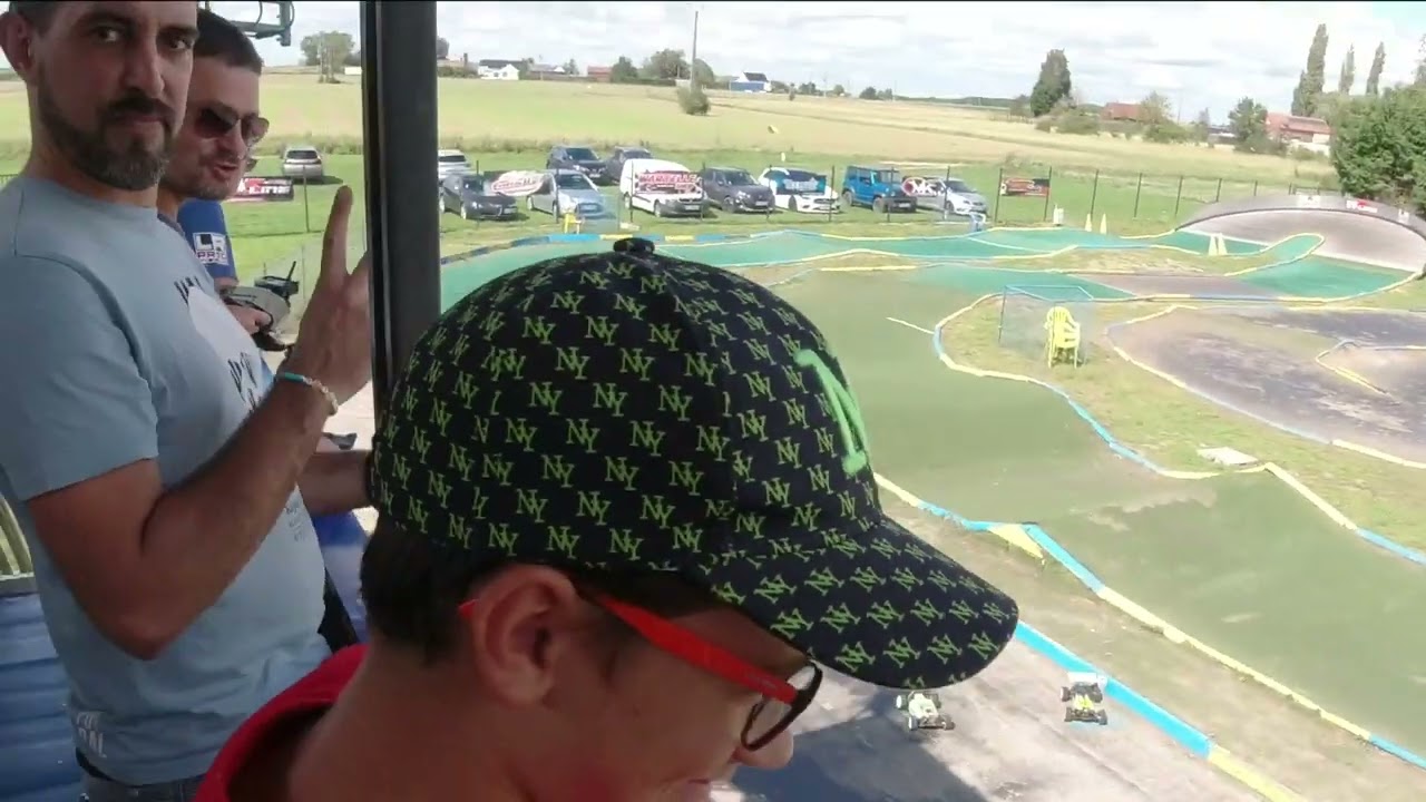 On simule des courses en Buggy 1/8e au LMA le 15 aout (on s'éclate)
