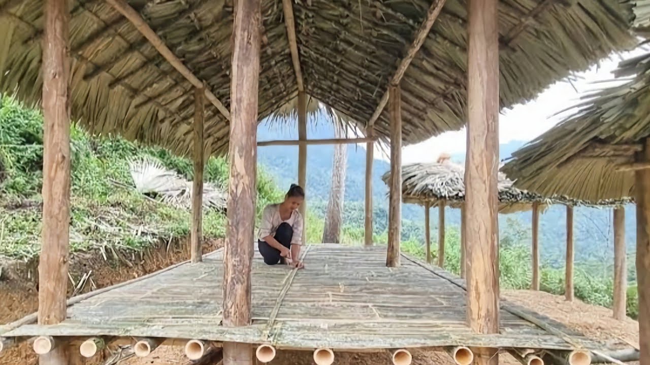 The girl roofed the house with bamboo and built a bamboo floor - designing a staircase.