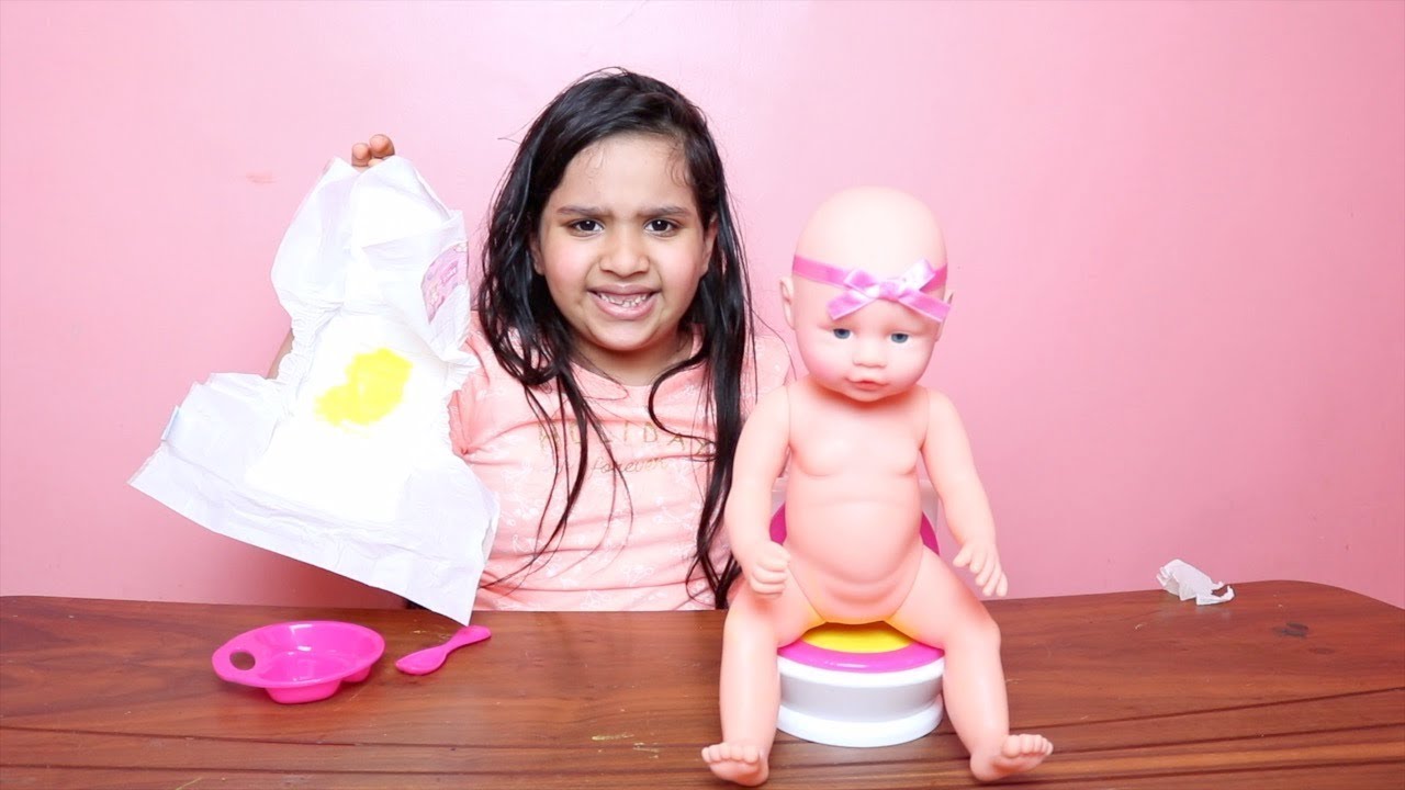شفا تبدل حفاضة البيبي ودتها المرحاض !!  -العاب بنات !!Baby Habibi In The Bath