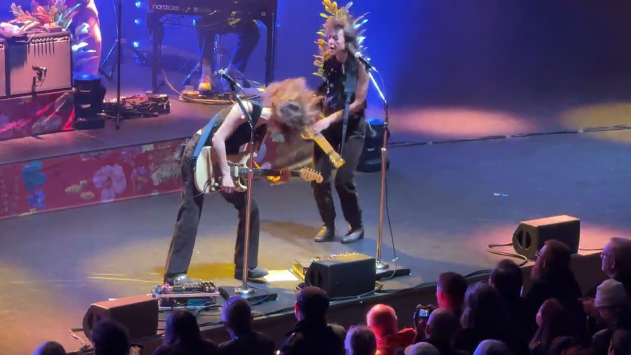Larkin Poe Medley great rockin’ guitar at the Hammersmith Odeon 15th of November 2025