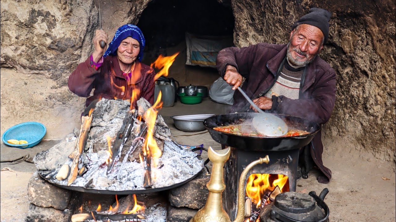Old Lovers Cooked Chicken In the Cave Like 2000 Years Ago | Living in a Cave With the Cold of Winter