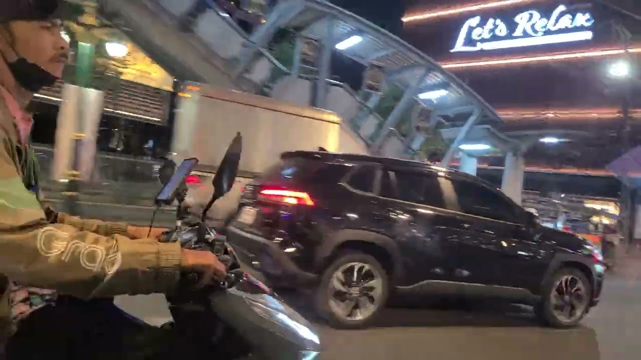 Night Street Action - Bangkok - cell phones