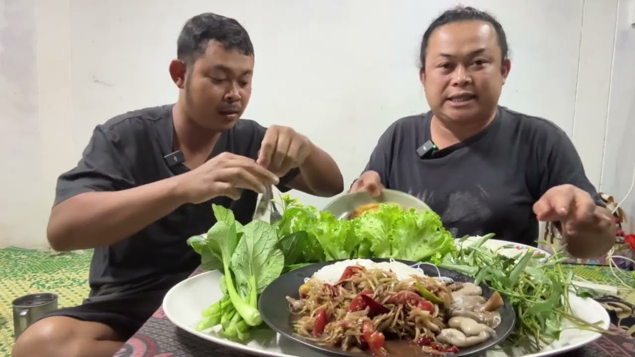ส้มตำโคตรเผ็ด ต้มเห็ดขมกินกับขนมจีน เมนูแซ่บๆแบบสาวเฉิ่มและนายหูดำ