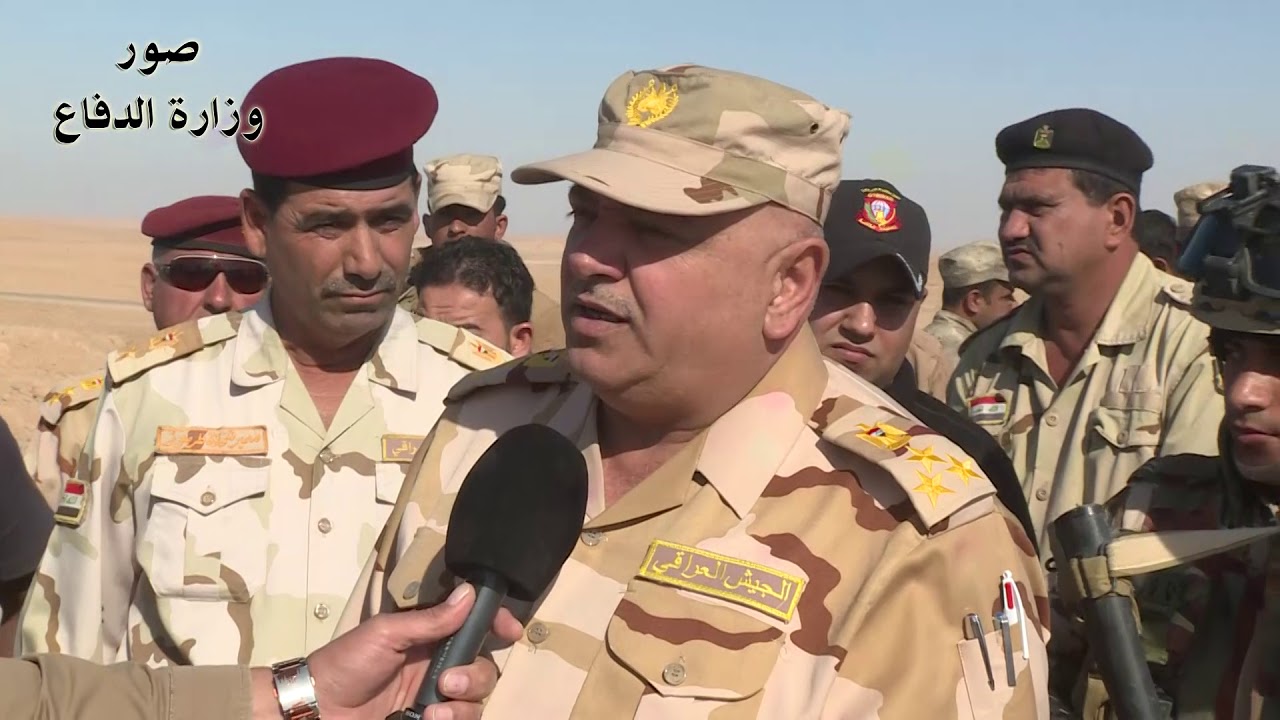 قوات الجيش بالتعاون مع فريق إغاثة النازحين توزع المساعدات الإنسانية لأهالي القائم