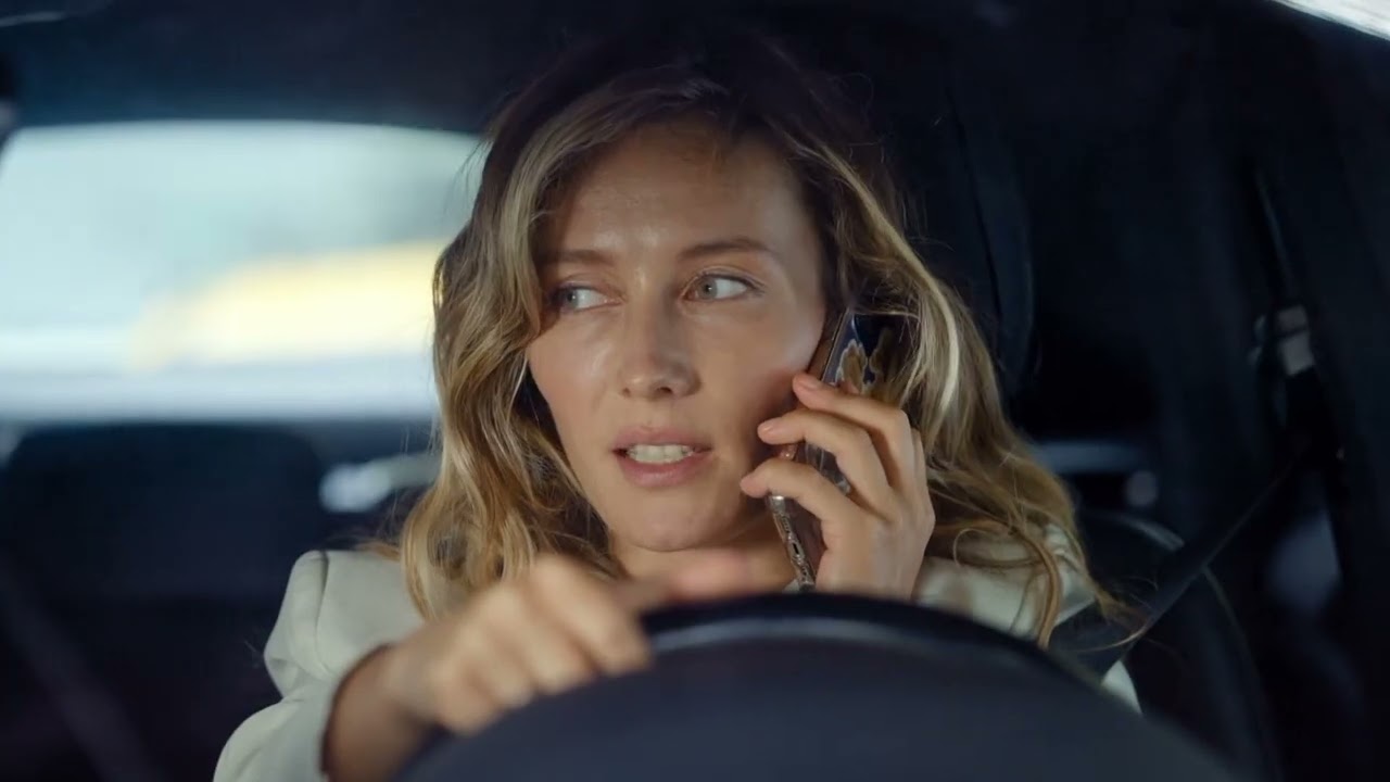 Uma EMPRESÁRIA da capital se apaixonou por um MOTOQUEIRO do interior 🎬 Filme romântico