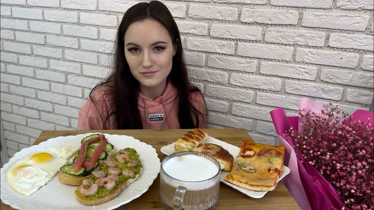 МУКБАНГ ЗАВТРАК ЯИЧНИЦА КОФЕ БРУСКЕТТА С КРЕВЕТКАМИ ЛОСОСЕМ ПИЦЦА СОСИСКА В ТЕСТЕ БУЛОЧКА С САХАРОМ