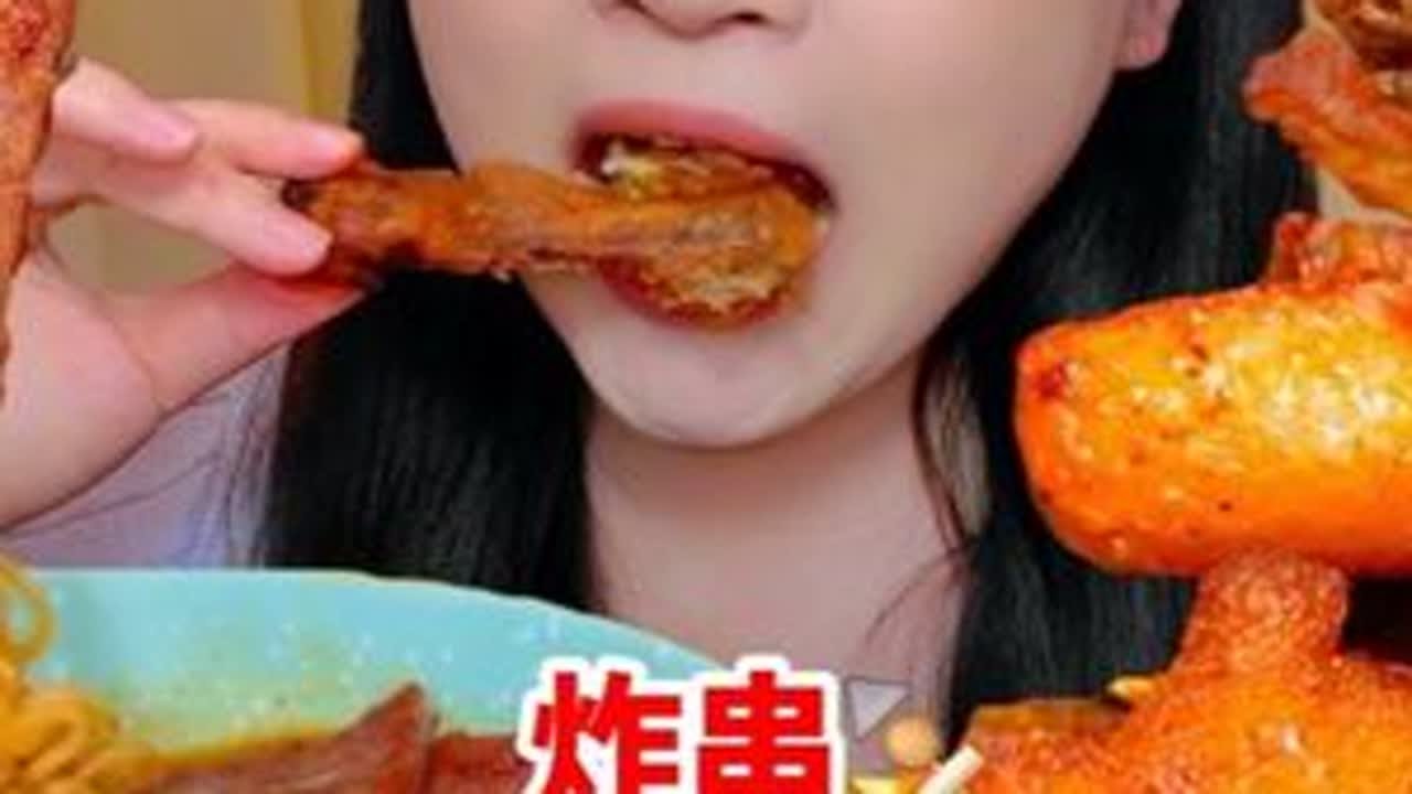 宵夜来啦 炸串串和小泡面～ #妈呀太香了收起 #炸串 #泡面 #好好吃饭