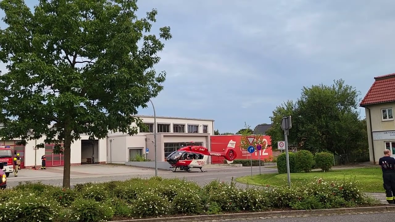 Hubschrauber der Luftrettung hebt in Glienicke/Nordbahn ab