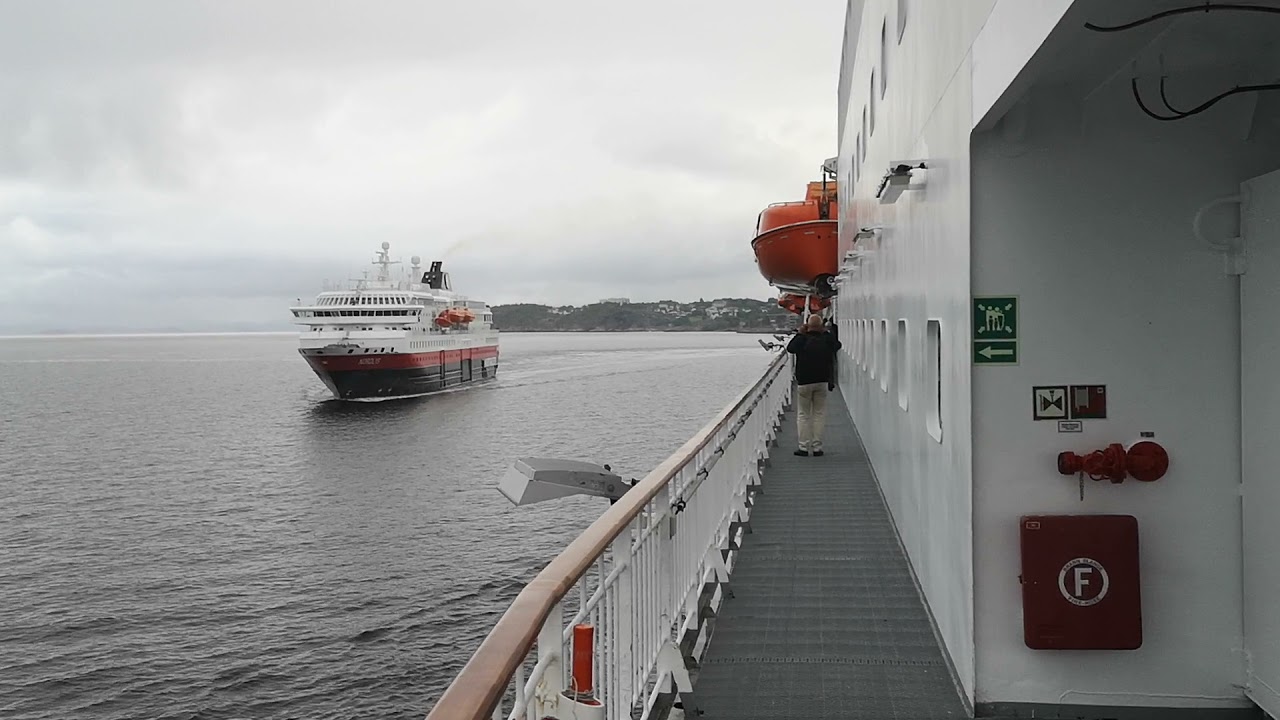 Kong Harald og Nordlys møtes utenfor Trondheim
