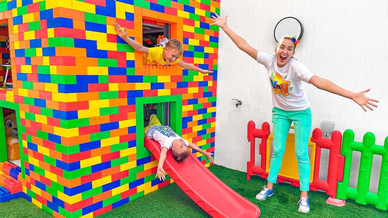 Vlad y Niki construyen una casa de tres niveles con bloques de juguete de colores
