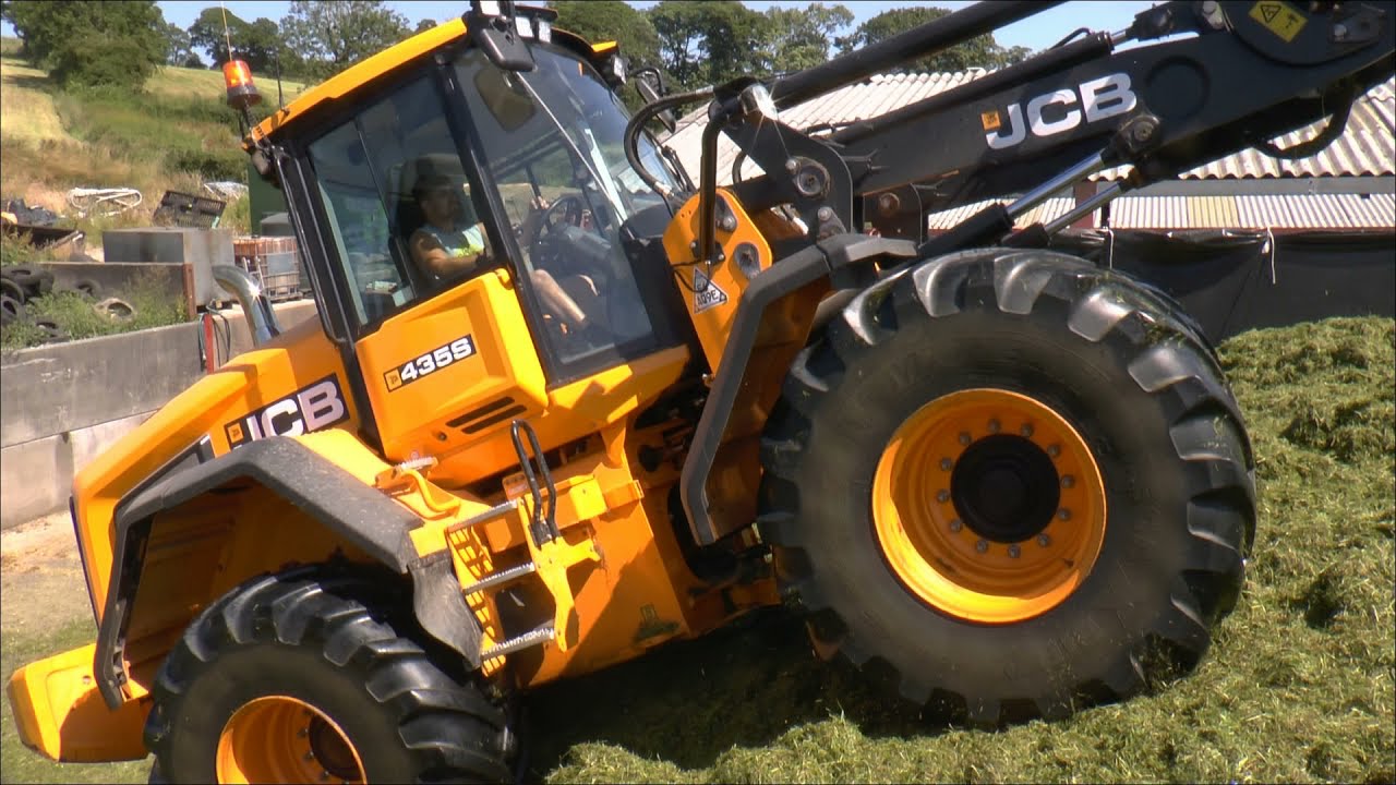 Silage '21 JCB 435S filling steep silo pit July 21