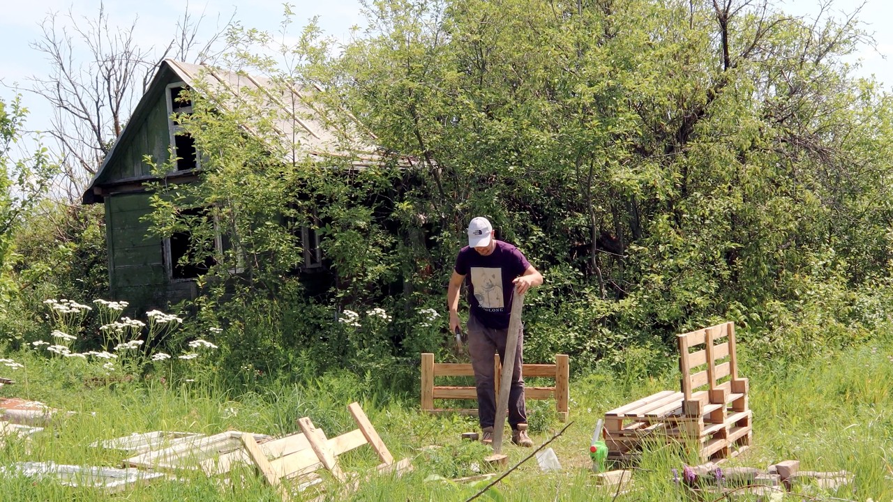 He’s Restoring a Long-Abandoned Cabin in the Wilderness | Giving It a New Life