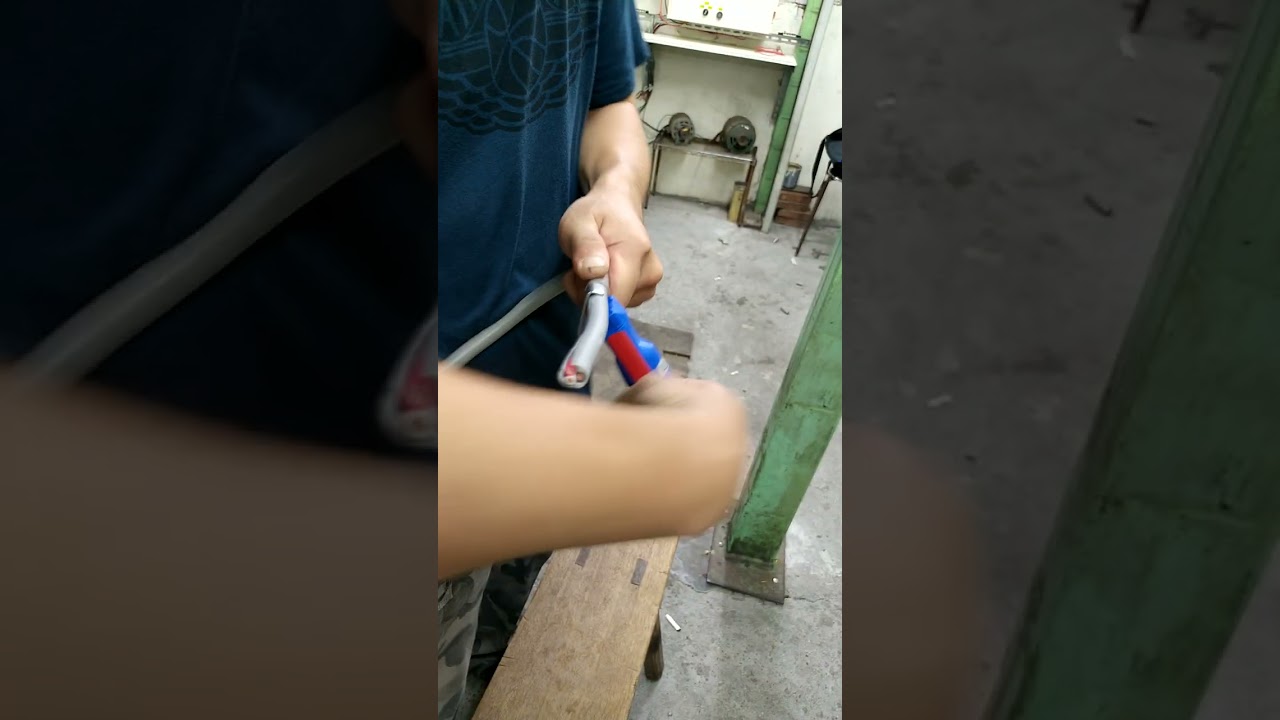 乙級室內配線 第一站的電纜線剝皮器操作
