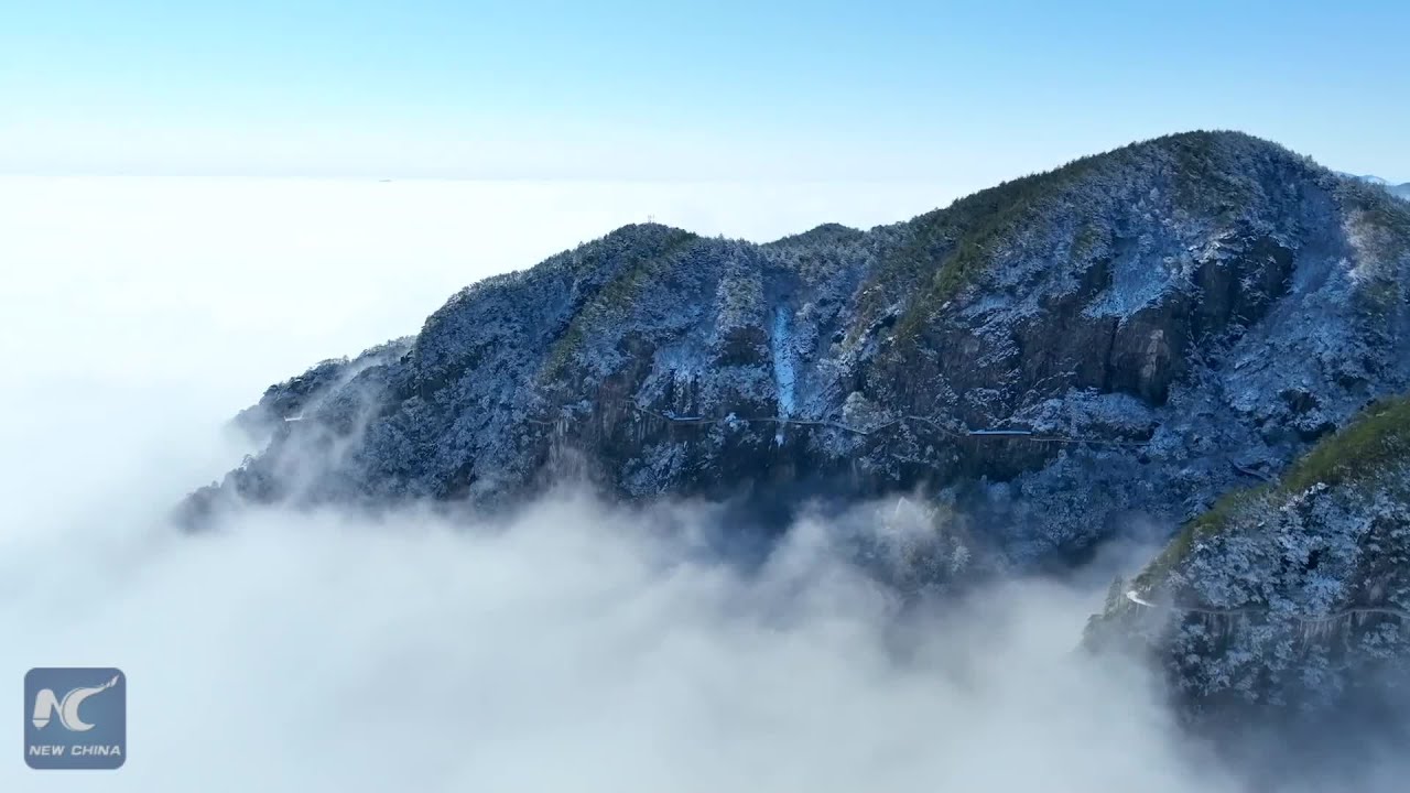 Mingyue Mountain blanketed in snow