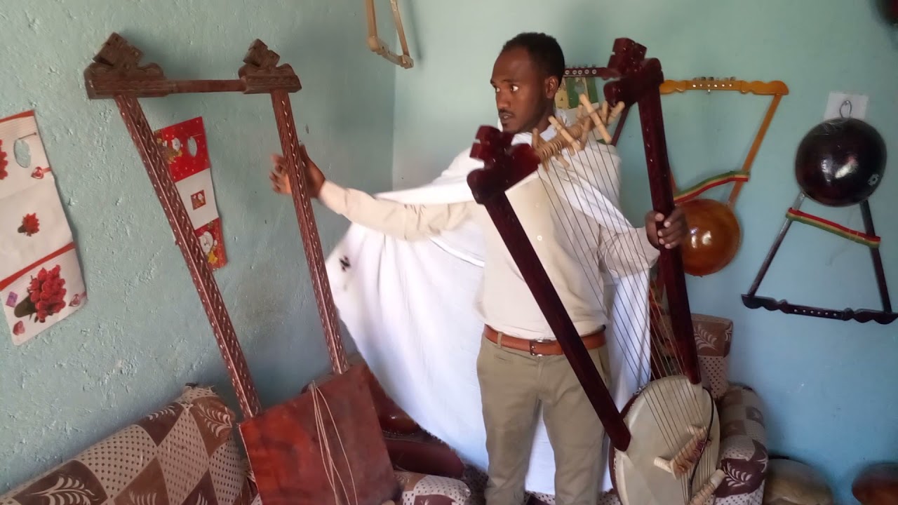 ከሙሉ ገበቴ የተሰራ በገና   ...Begena Which is made of solid wood.