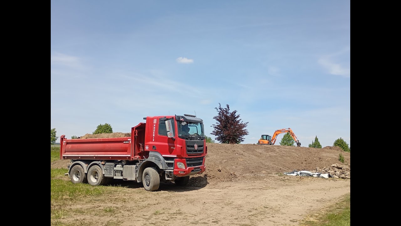 Nakládka a odvoz z demolice RD rýpadlem Doosan DX 85R - 3 a Tatrou Phoenix