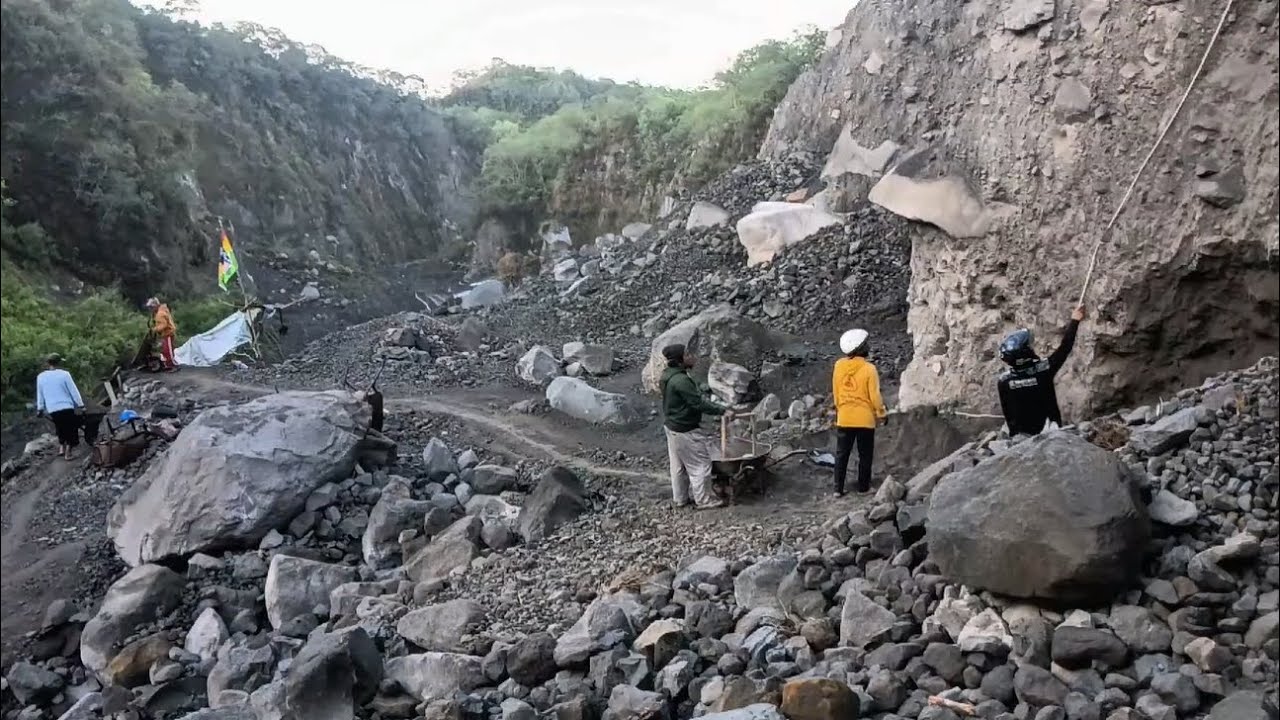 The Daily Struggle of Traditional Sand Workers: No Modern Tools, Just Grit &ndash; Black Sand Mining