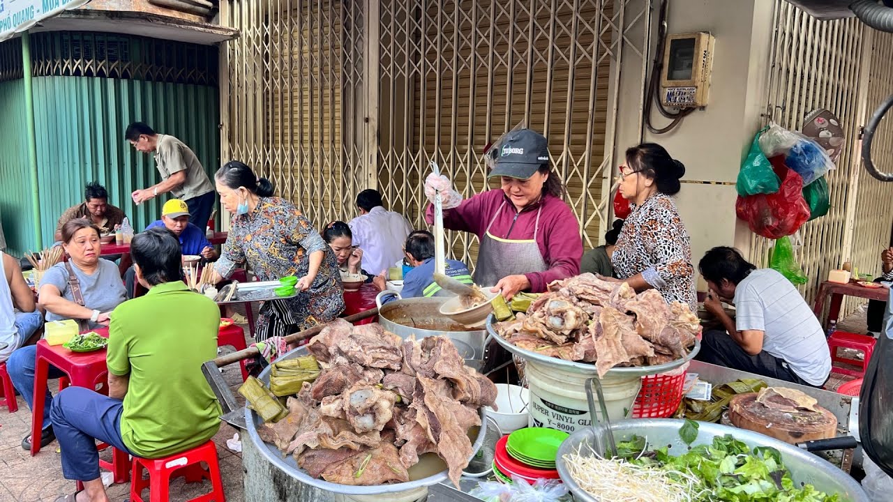 Đây là xe bún bò 30k/tô vừa mở bán khách đã ngồi ăn kín ghế ở vỉa hè Sài Gòn