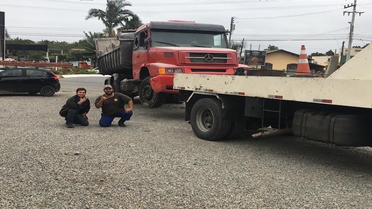 Destombando com o guincho um caminhão caçamba - São Francisco do Sul