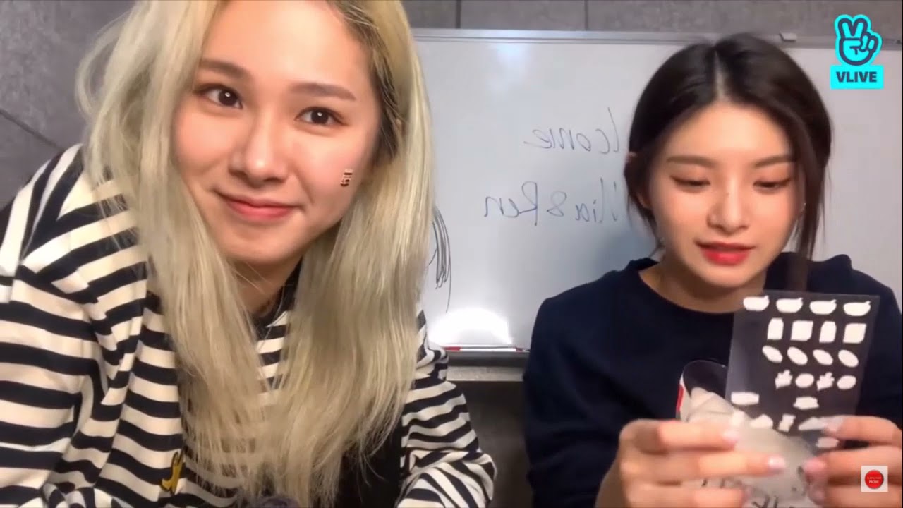 EVERGLOW mia and yiren moments on vlive