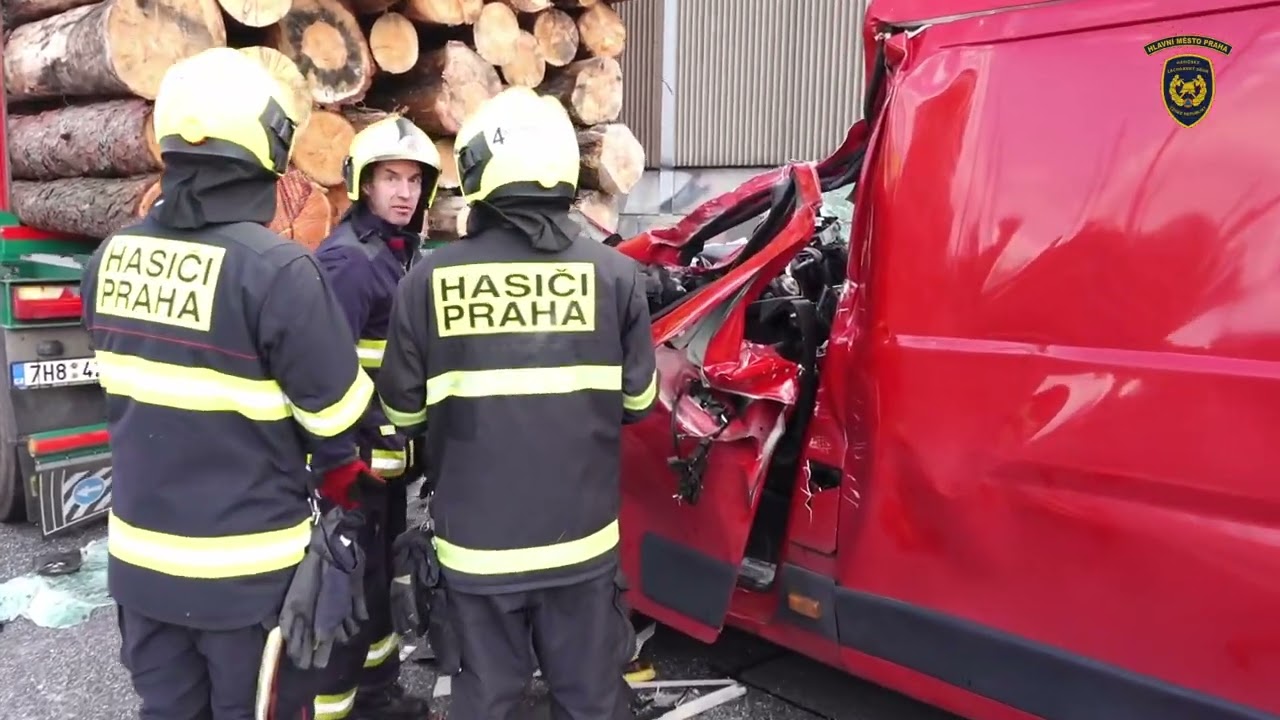 Hasiči vyprostili řidiče po nehodě na dálnici D1