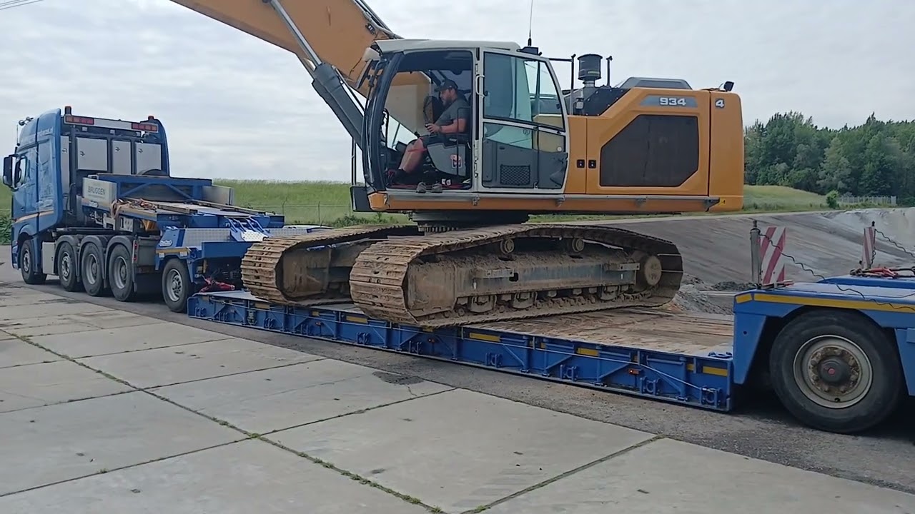 LIEBHERR 934 UNLOADING TRANSPORT
