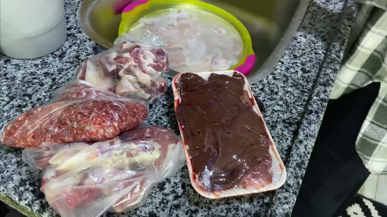 التلاجه كانت فاضيه تماماً يلا بينا نشتري شويه حاجات ونقف نظبط المطبخ 🌻🧼🔥