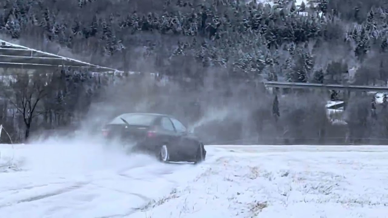 E36 318ti Winter sideways / Mountain Drift