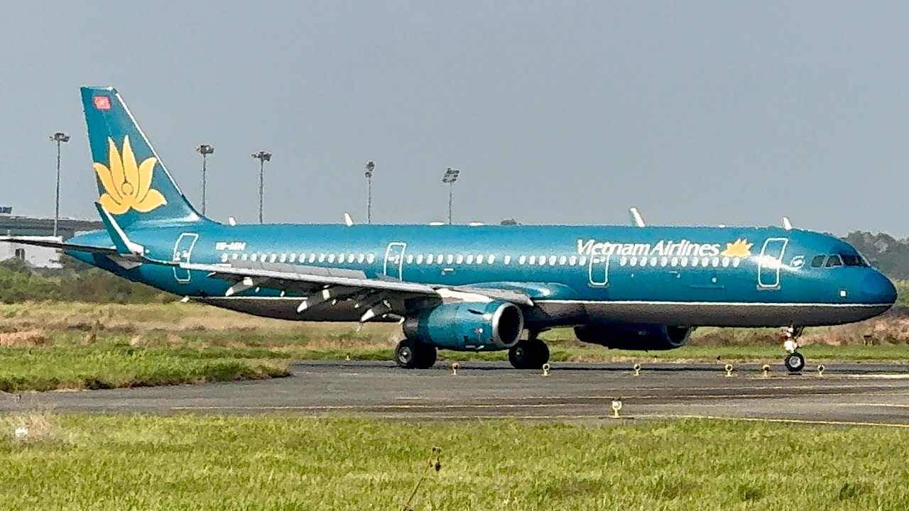 AIRBUS (A321-231/VN-A614) VIETNAM AIRLINES hạ cánh và lăn bánh tại sân bay Cần Thơ.
