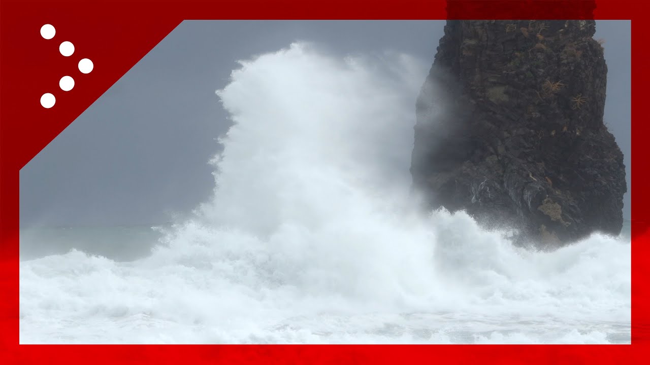 Super mareggiata ad Aci Trezza, mare in tempesta