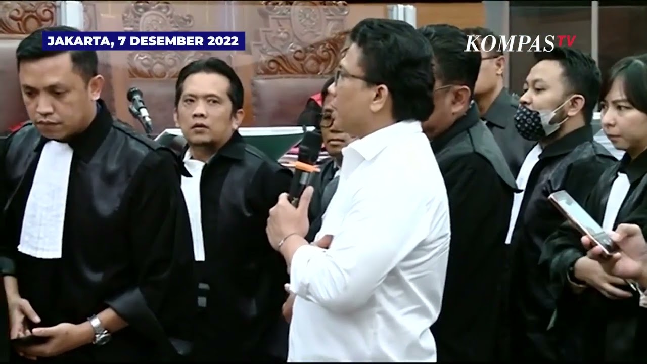 Saat JPU Tunjukkan Barang Bukti Penembakan Yosua di Depan Ferdy Sambo