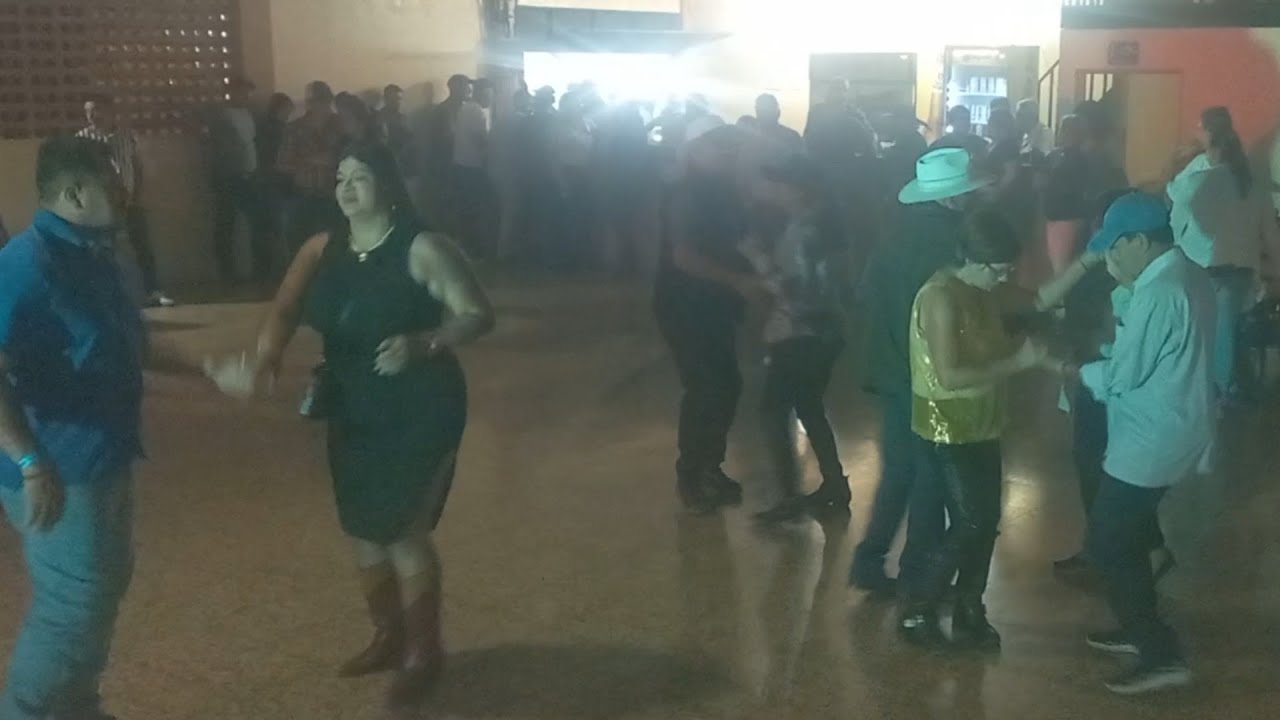 Nadie se quiso perder de darse una bailadita  para calentar el ambiente 