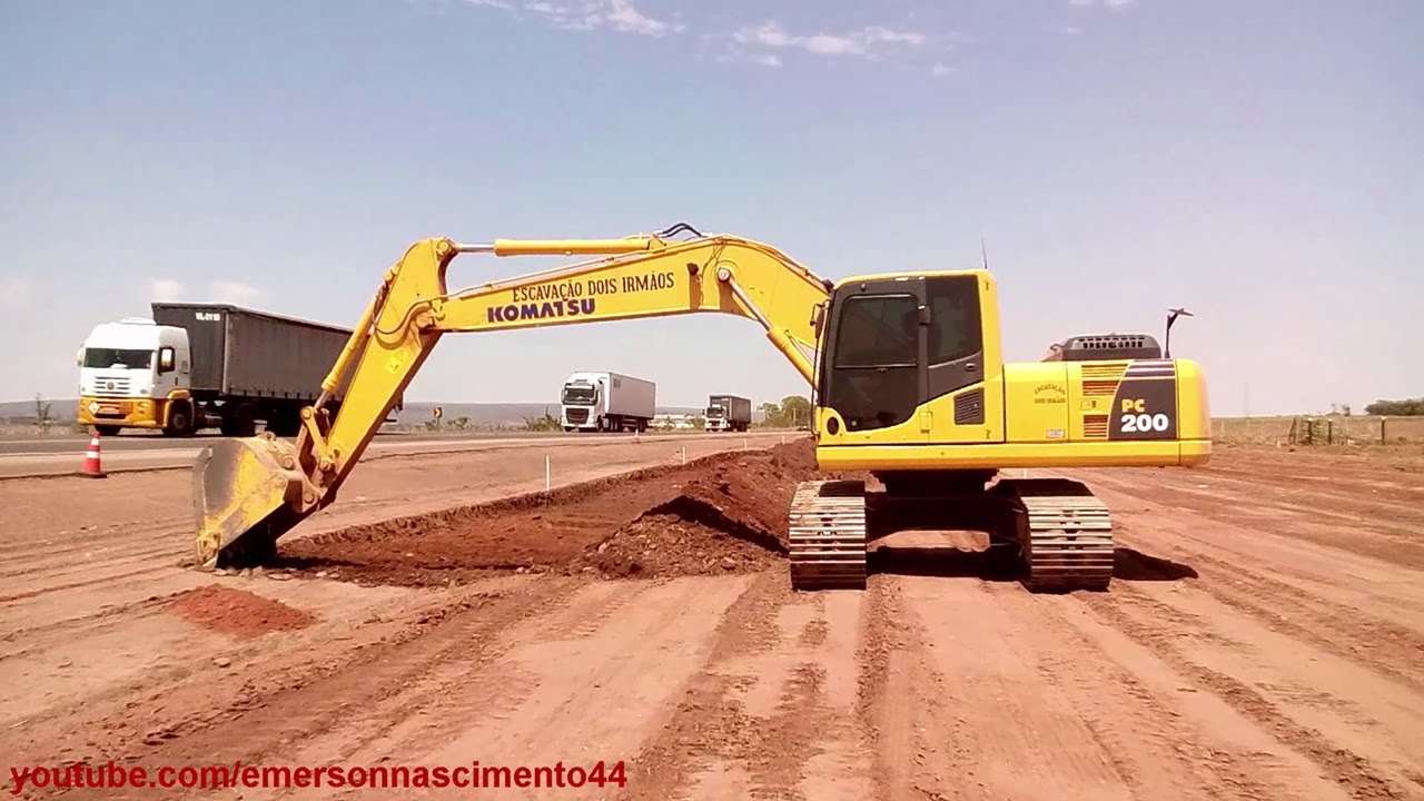 Escavadeira Komatsu, cortando no Greid, OP  Emerson Nascimento