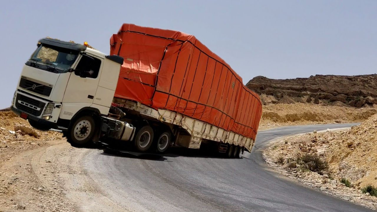 أخطر شاحنة !!  تنزل الشاحنة وتنعطف فوق عقبة خطيرة @شاحنات اليمن الاحتياطية
