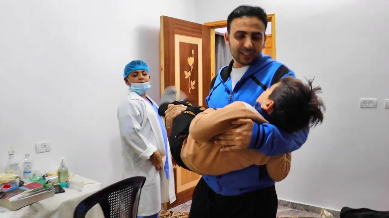 دكتور💉ينقذ ولد صغير ما يسمع الكلام من حساسية |وتتدخل دكتور ويعطيه 💉