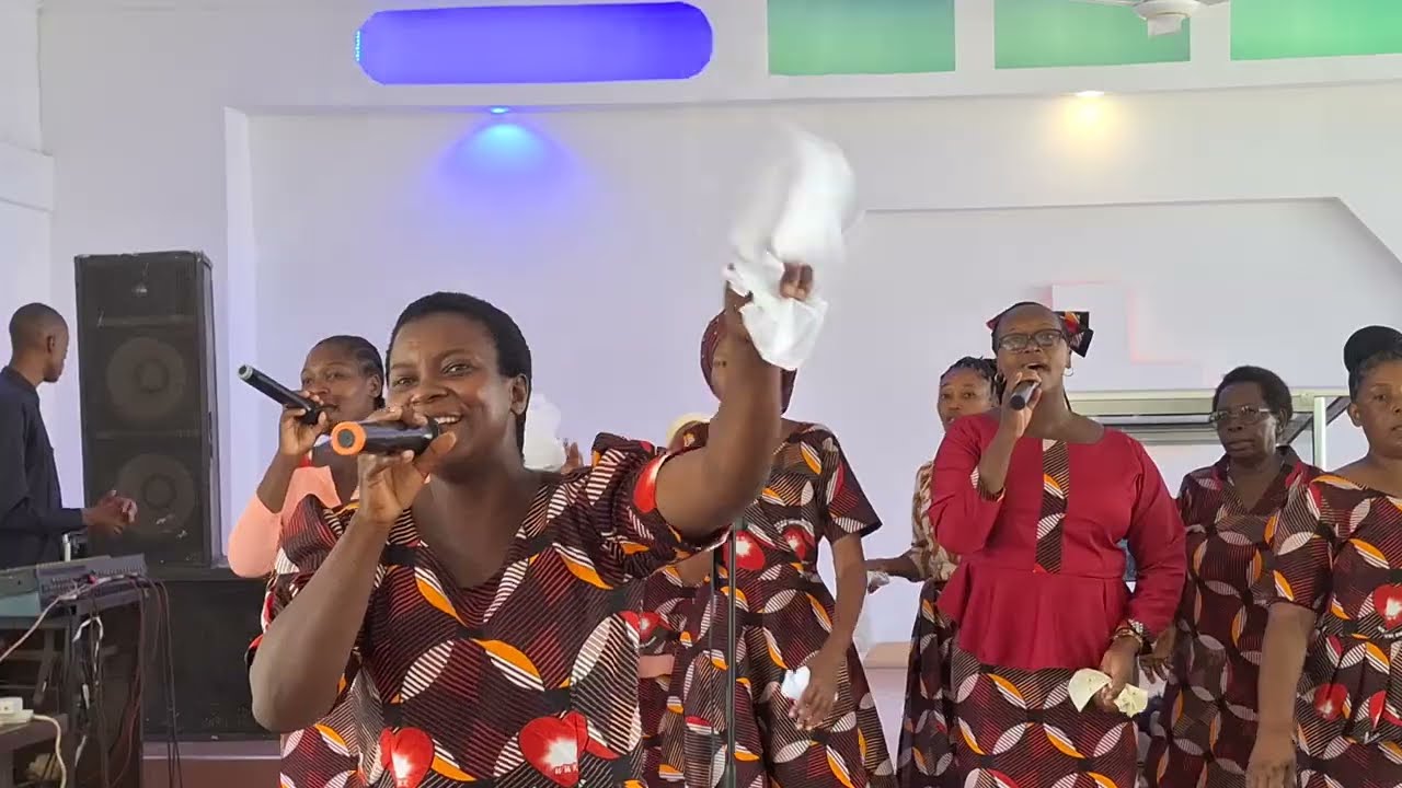 Sifa - Utukufu apewe Bwana aliyepokea Mamlaka