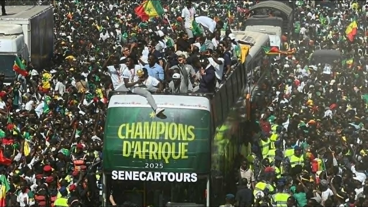 Grande parade populaire des Lions dans les rues de Dakar.