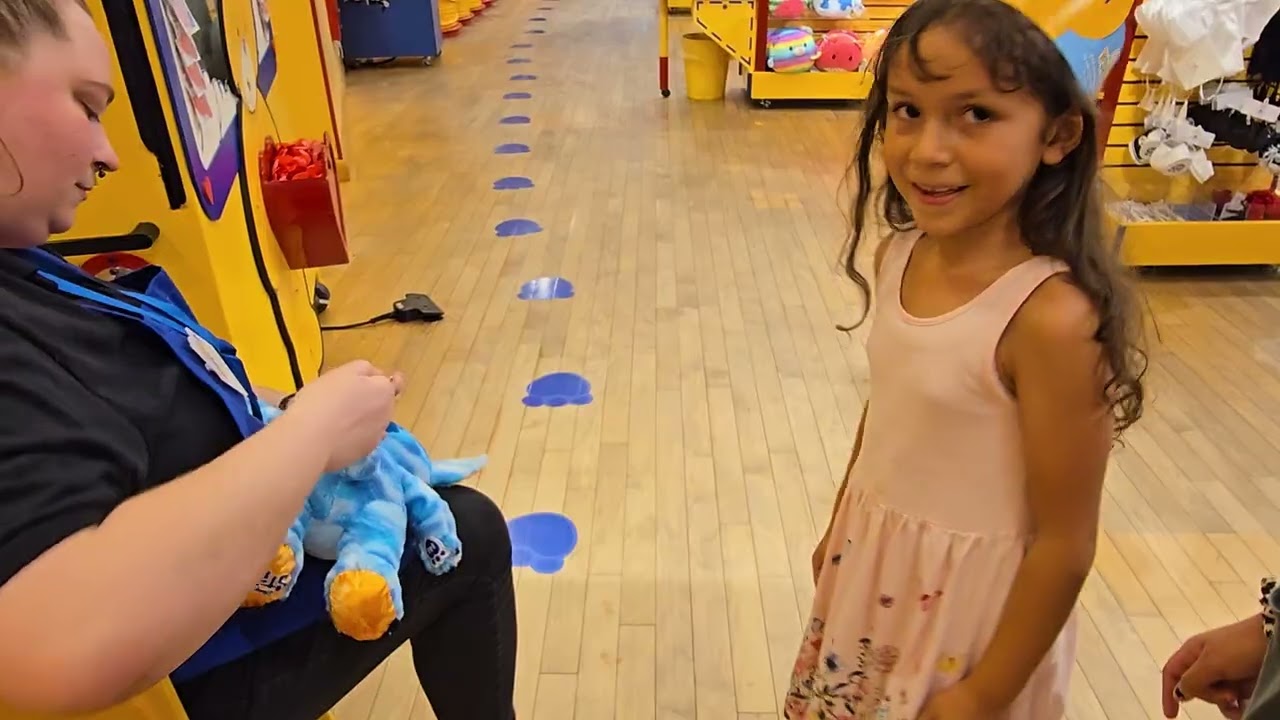 Denise en su cumpleaños comprando un osito