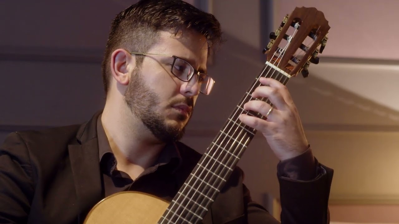 João Henrique Cardoso plays Castelnuovo-Tedesco: Tempo di Minuetto. ``Omaggio a Boccherini, Op.77.´´