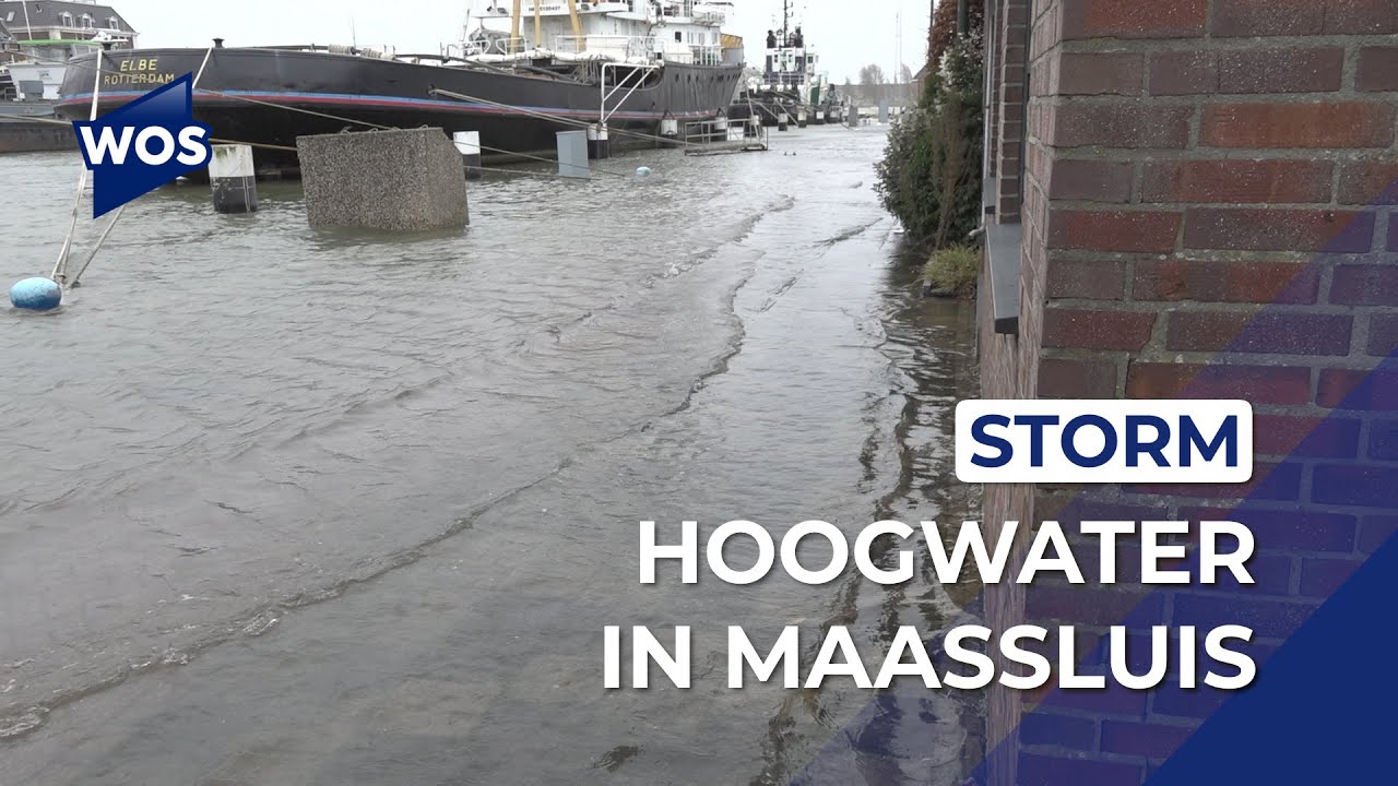 Water klotst tegen gevels in Maassluis