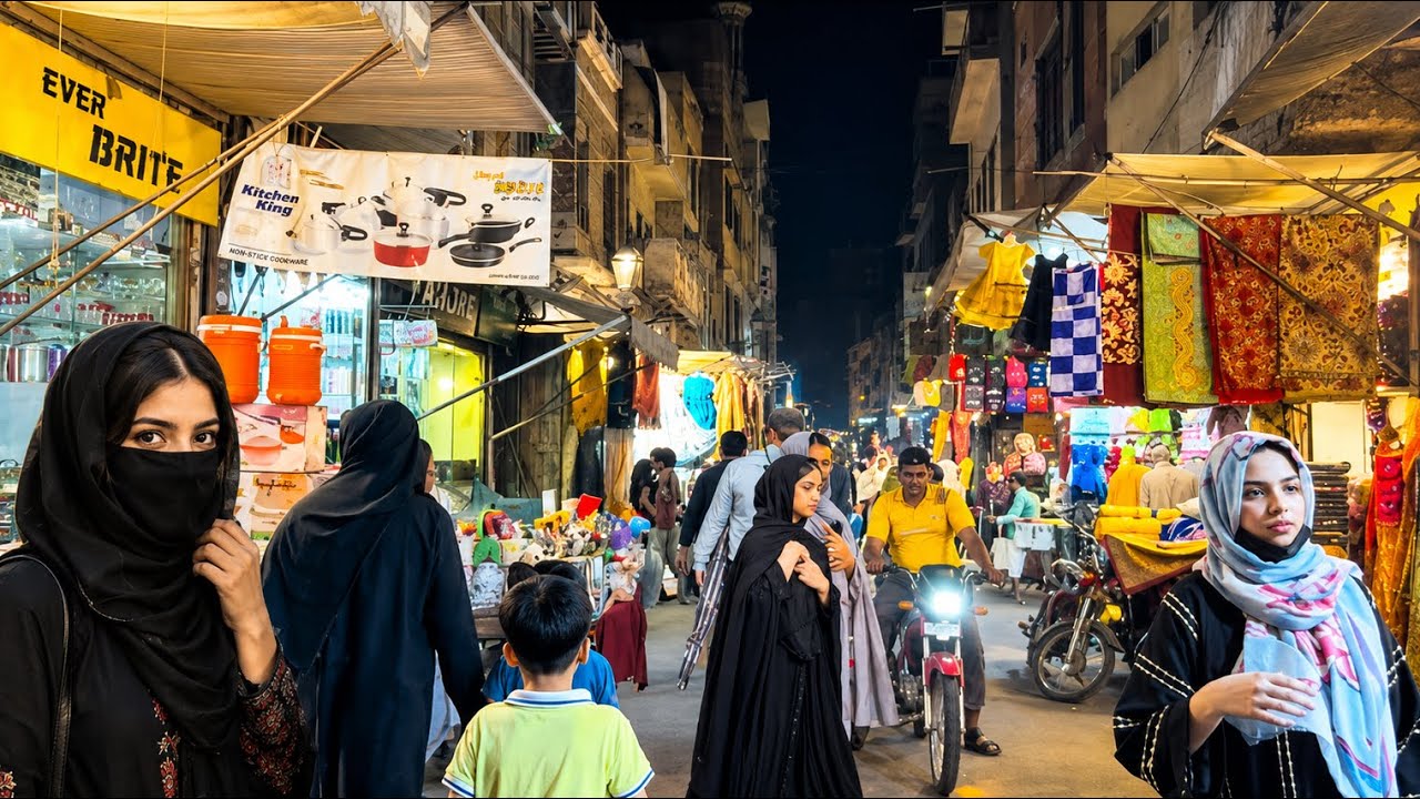Inside Walled City Lahore&rsquo;s Iconic Streets 🇵🇰 | Walking Through Bazaar Life After Dark in 4K