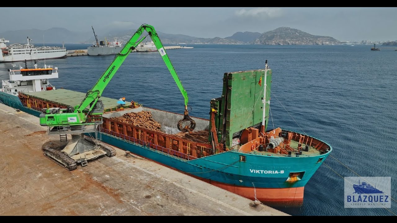 Carga de madera en buque mercante