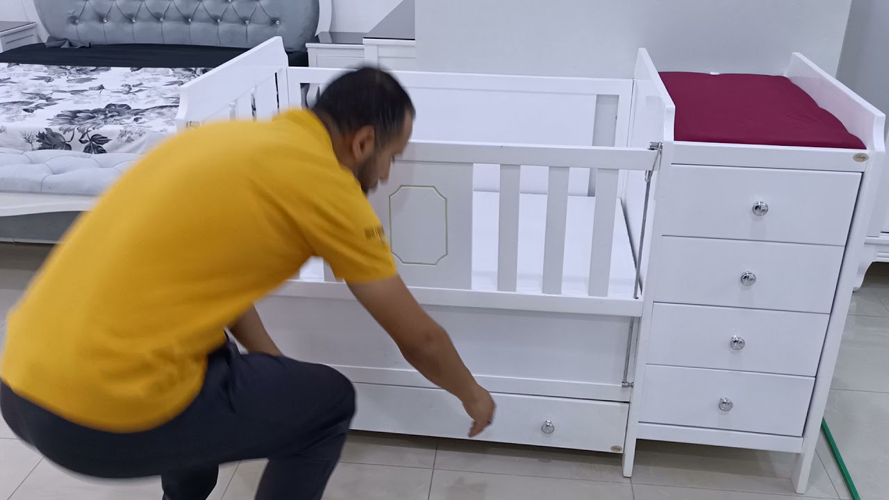 سرير رضع ضمن الأثاث الذكي عند موبليني بالخشب الأحمر