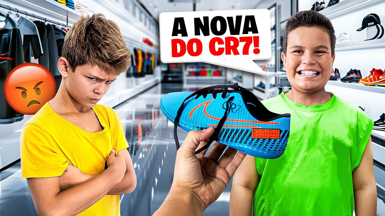 COMPREI A CHUTEIRA DO CR7 PARA ESSE MENINO POBRE E MEU FILHO FICOU NAO GOSTOU