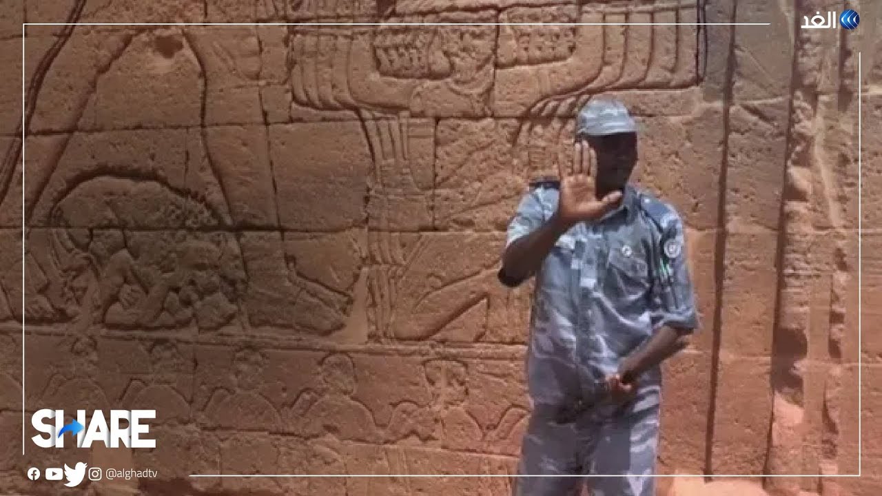 شرطي يتقمص دور مرشد سياحي يثير ضجة بالسودان | #شير