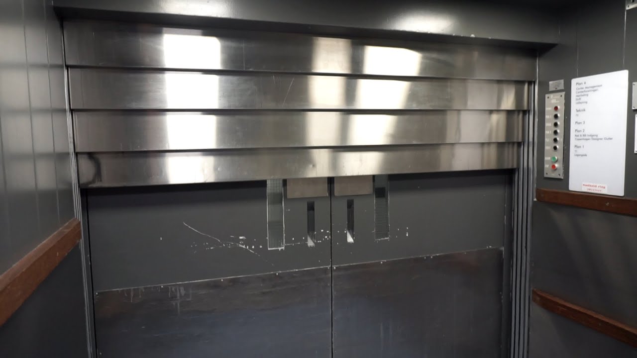 Machine Room Tour! 4-speed doors! 1974 Siemens traction service elevator @ City2, Taastrup, Denmark