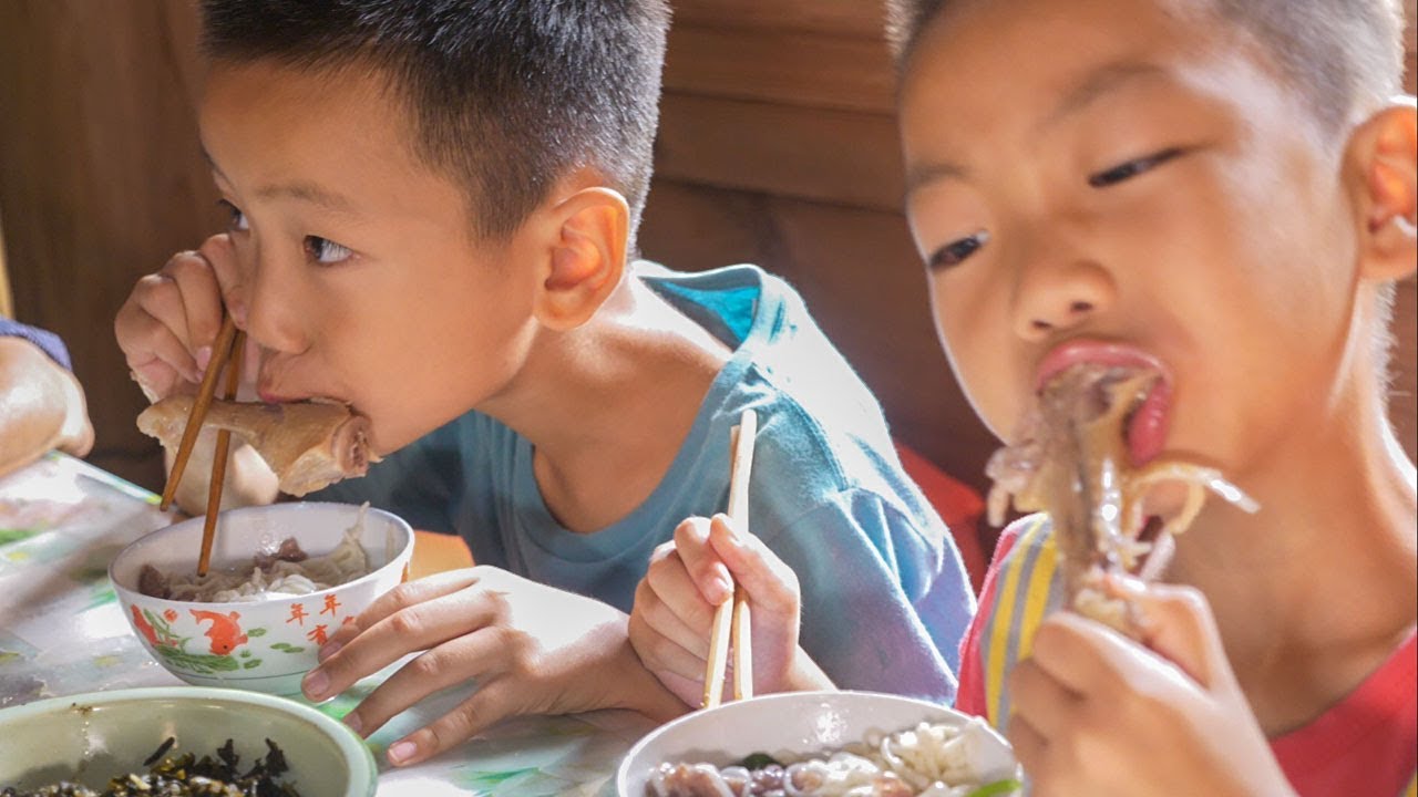 媳婦帶孩子回娘家，奶奶煮一鍋牛肉麵，孩子們吃得那個香啊