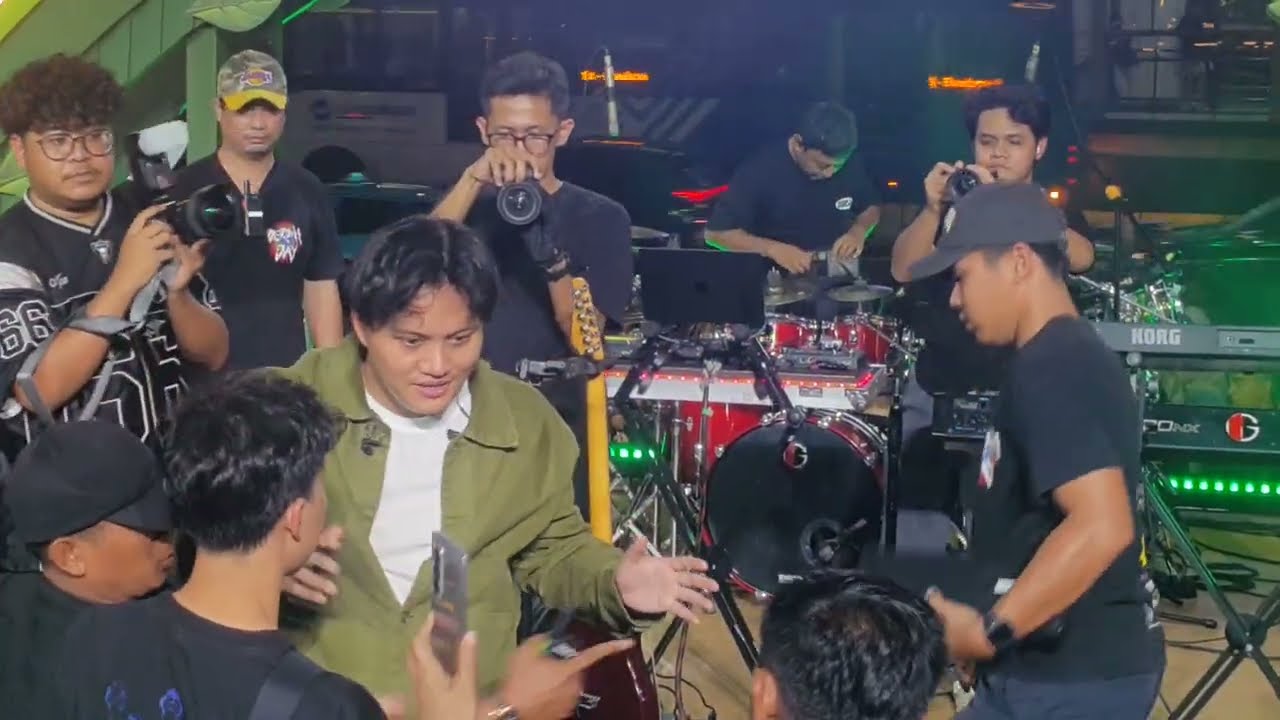 RIZKY FEBIAN Usai Konser Di Sarinah Penonton Pada Antri Foto Bareng 