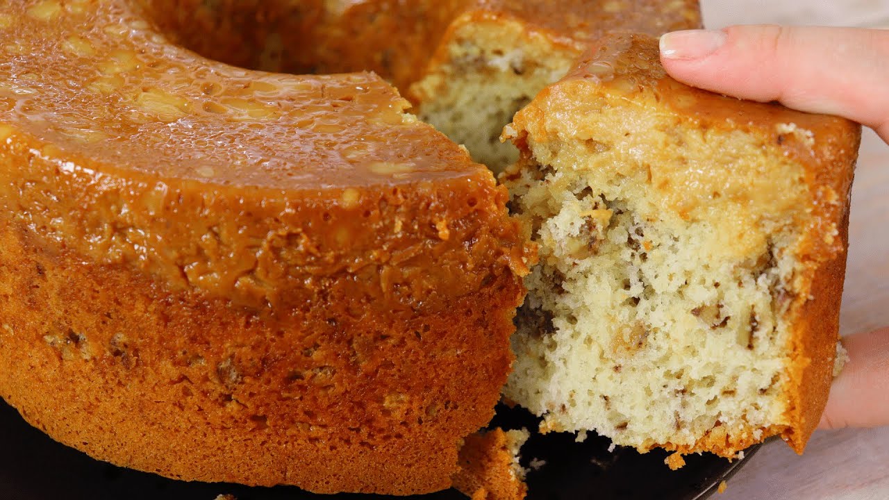 BOLO DE NOZES COM DOCE DE LEITE INVERTIDO | Já sai com cobertura PRONTA do forno